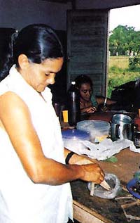 Socorro participating in an herbal medicine course.