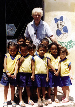 Sr. Mona Kelly with some of the approximately 40 children who attend the Margarida Alves kindergarten, part of the Community Family Development Program in Planalto do Pici, Brazil. These children, with the support of some of you, our Canadian friends, receive a nutritious lunch each day. For most of them it is their only nourishing meal. 