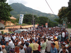 Nearly 25,000 people lined the route of accompany the body of Fr. Lou Quinn into the town of San José de Ocoa for burial. The simple pine coffin was placed on the back of a flatbed truck laden with flowers.